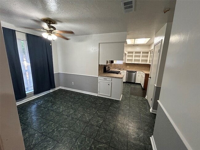 Building Photo - 132 Red Oak Ln
