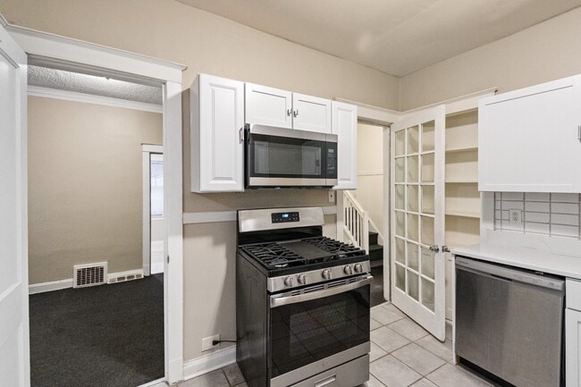 Building Photo - Charming 3-Bedroom Home | 1 Bath | In-Unit...
