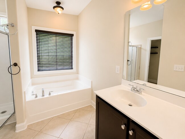 Foto del edificio - Spacious & Beautifully Maintained Home in a Quiet Cul-De-Sac