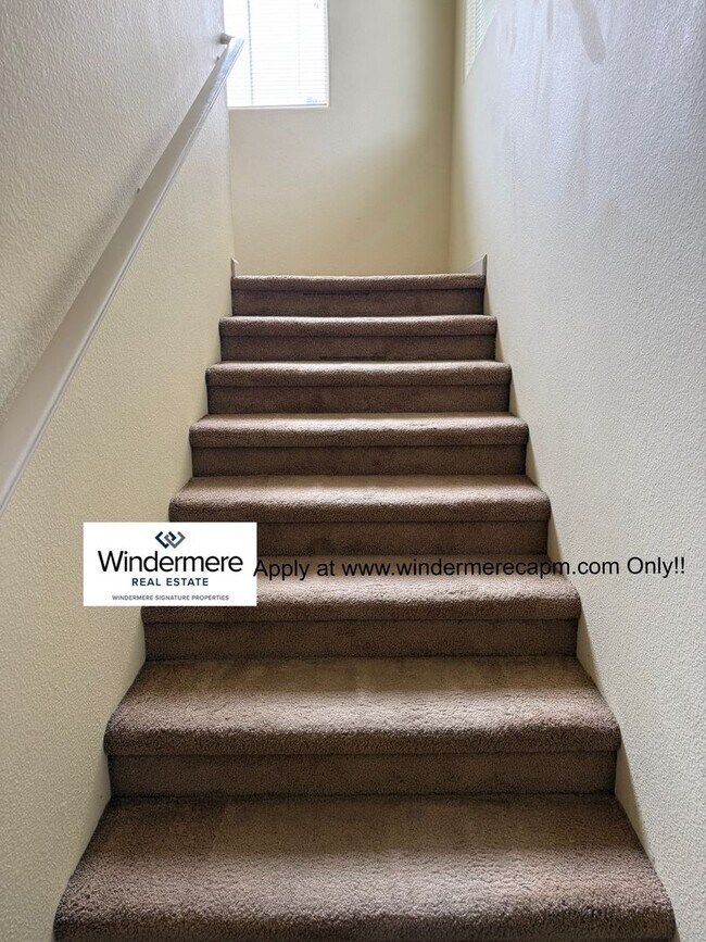 Foto del edificio - Absolute MUST See Condo In Immaculate Condition With Open Flowing Floor Plan!