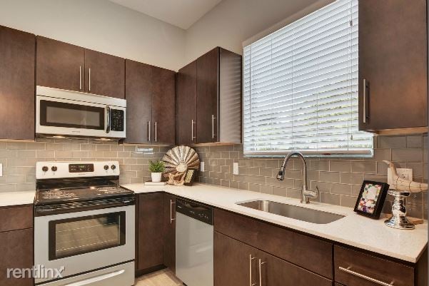 Building Photo - 601 Elmwood Pl