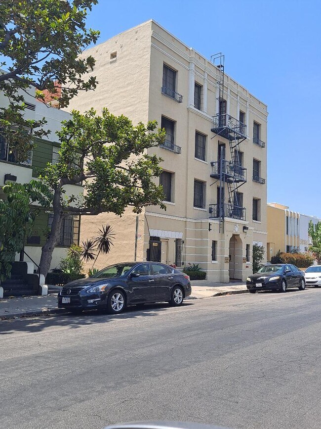 Building Photo - 6234 De Longpre Ave