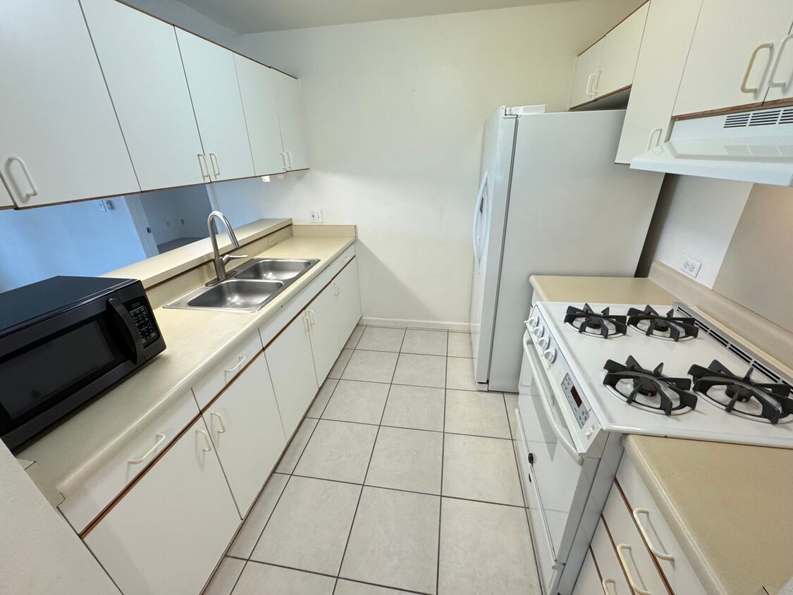 Foto principal - 1 bedroom, 1 bath, 1 assigned parking at t...