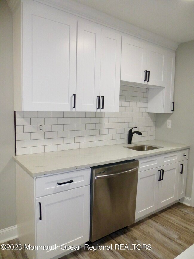 Building Photo - 127 Amberly Dr