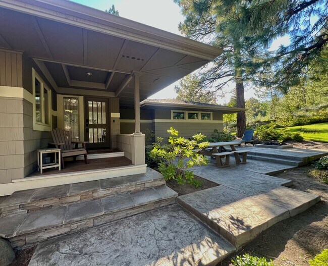 Foto del edificio - A Rare Offering in Bend’s Most Desirable A...