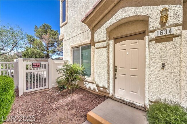 Building Photo - Stylish 3-Bedroom Townhouse with Private B...