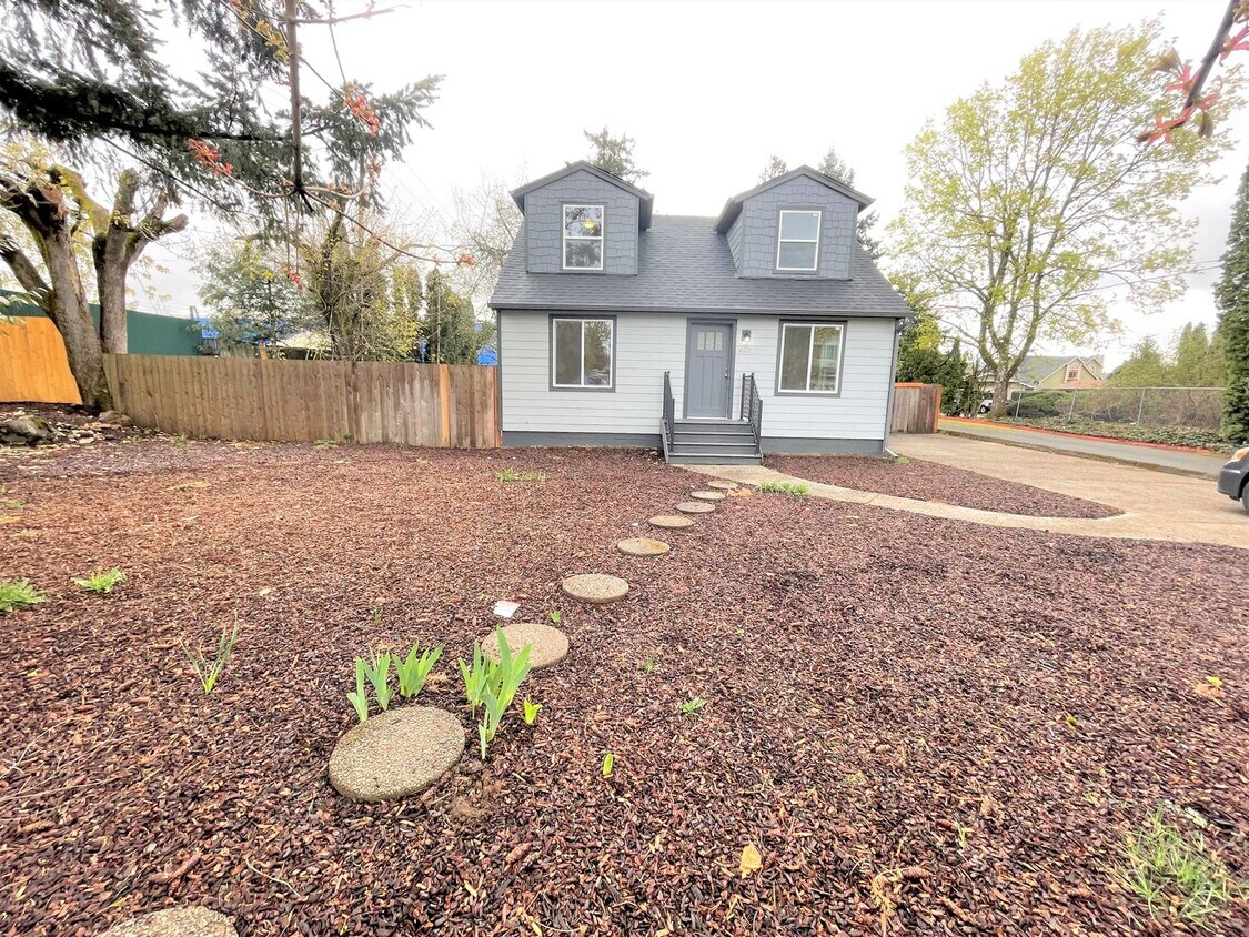 Primary Photo - Remodeled 4 bedroom, 2 bath house, trileve...