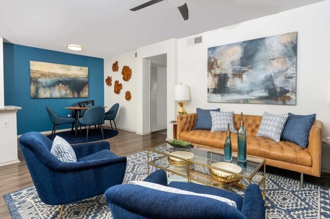 Interiores modernos con suelos de tablones de vinilo. - Montelena Apartments