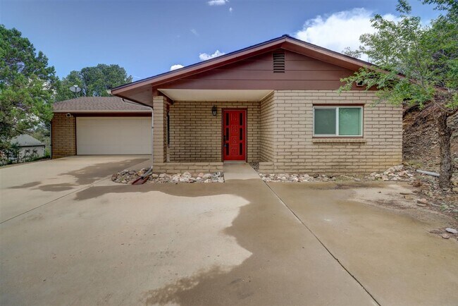 Foto del edificio - Nature at Your Back Door in this 3 Bedroom...