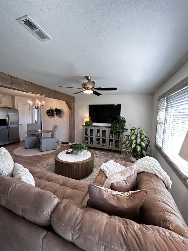 Building Photo - 4214 Englewood Blvd