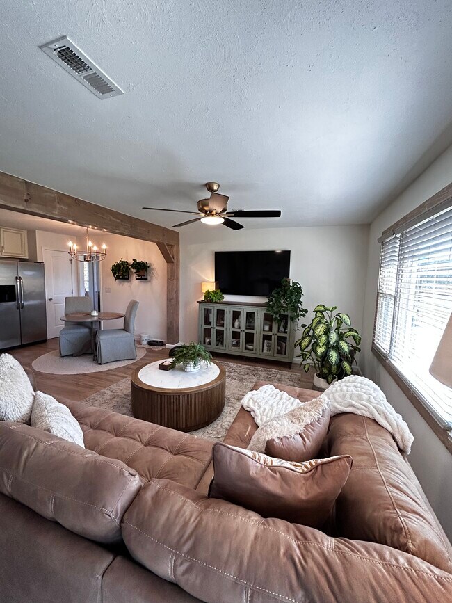 Foto del edificio - 4214 Englewood Blvd