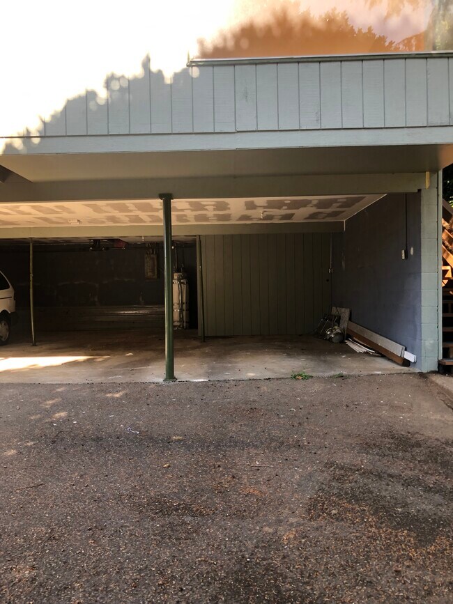 Building Photo - 609 Crestview Dr