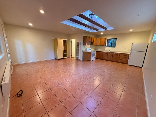 Foto del edificio - MOVE IN SPECIAL $500 OFF FIRST MONTHS RENT!!! Gated Private Studio just minutes to downtown Grato...