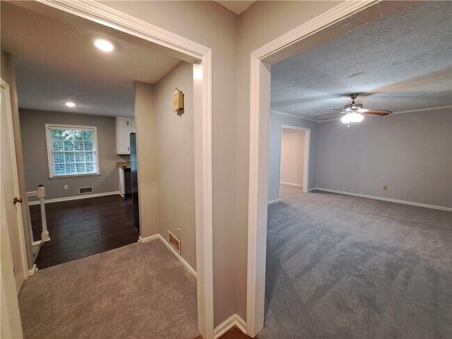 Building Photo - 844 Chandler Dr SW