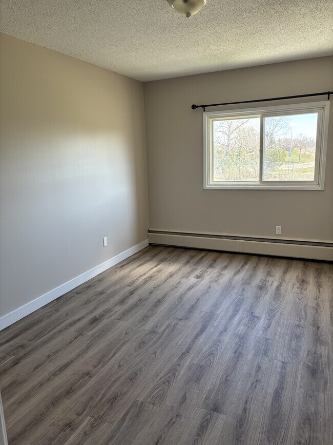 Photo du bâtiment - 2908-116A 116a Ave NW