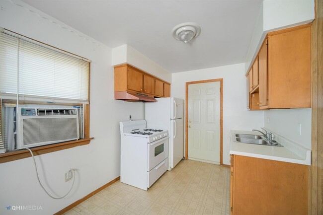 Kitchen view - 1361 Sunset Ave