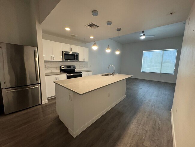 Building Photo - LUXURY CONDO IN DOWNTOWN PHOENIX