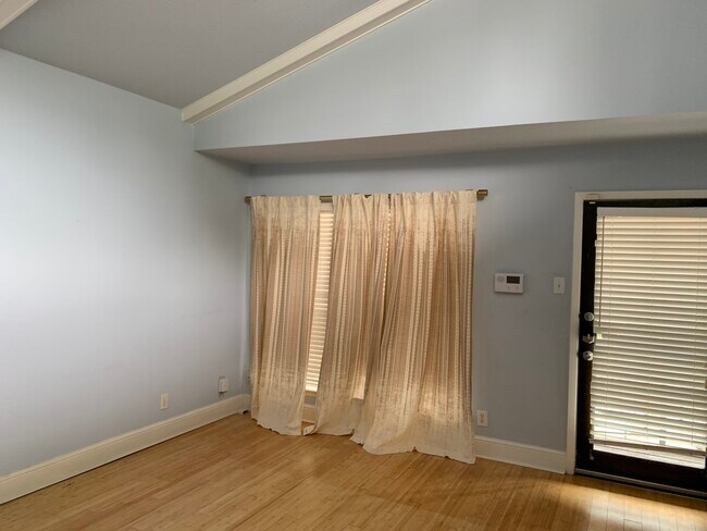 Building Photo - 5928 Sandhurst Ln