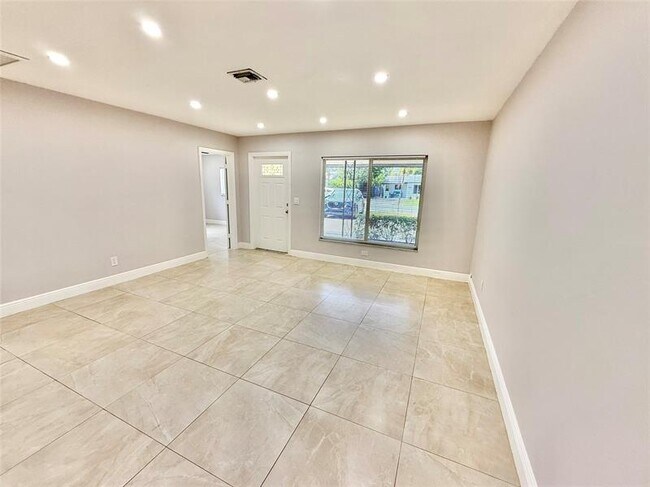 Foto del edificio - 2210 NE 54th St