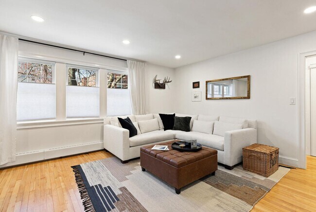 Foto del edificio - 2Br/1Bth Great location, Brookline line, Laundry in unit! Parking included!