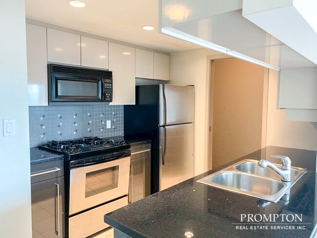 Building Photo - 1408 Strathmore Mews