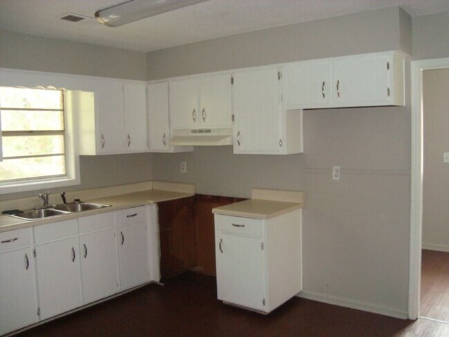 Building Photo - 4 Bedrooms and 1.5 Bath
