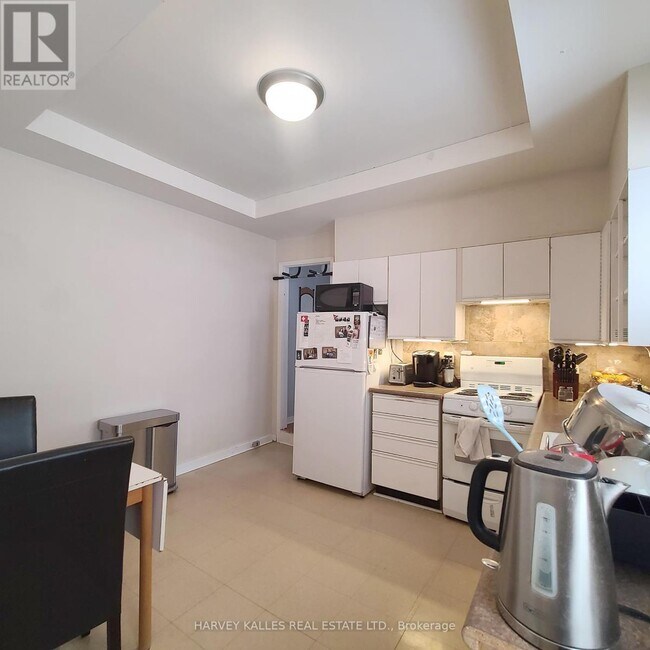 Building Photo - 327 Howland Ave