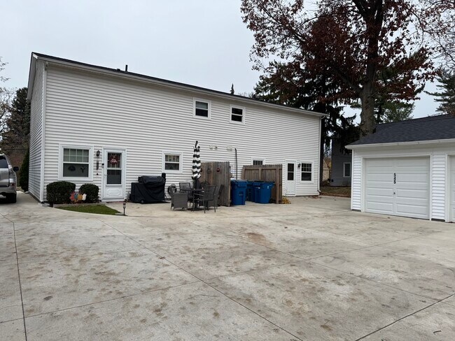 Building Photo - 545 Mentor Ave