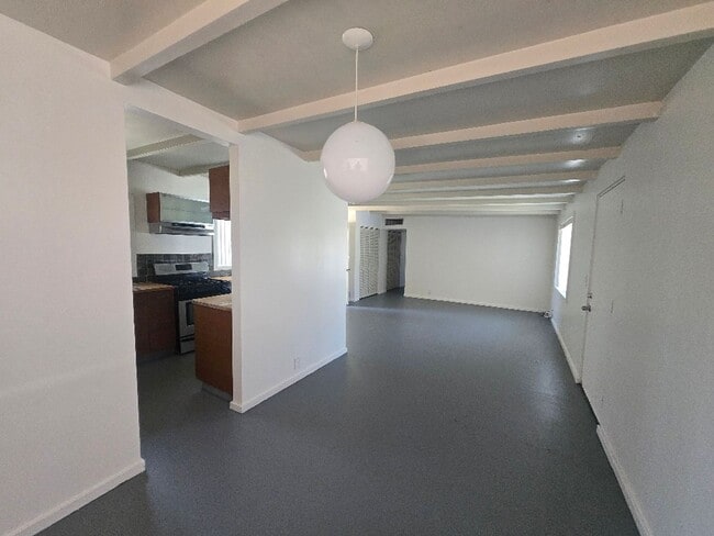 Building Photo - 540 S Mountain View Dr
