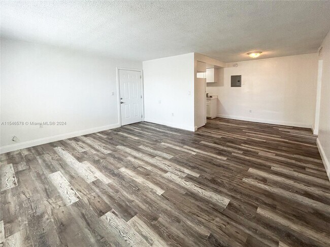 Building Photo - 580 NE 127th St