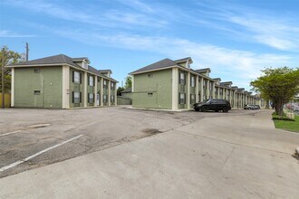 Building Photo - 1509 Broadmoor Dr