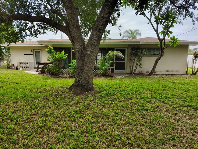 Foto del edificio - 5220 Versailles Ct
