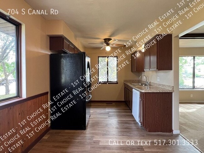 Building Photo - 704 S Canal Rd