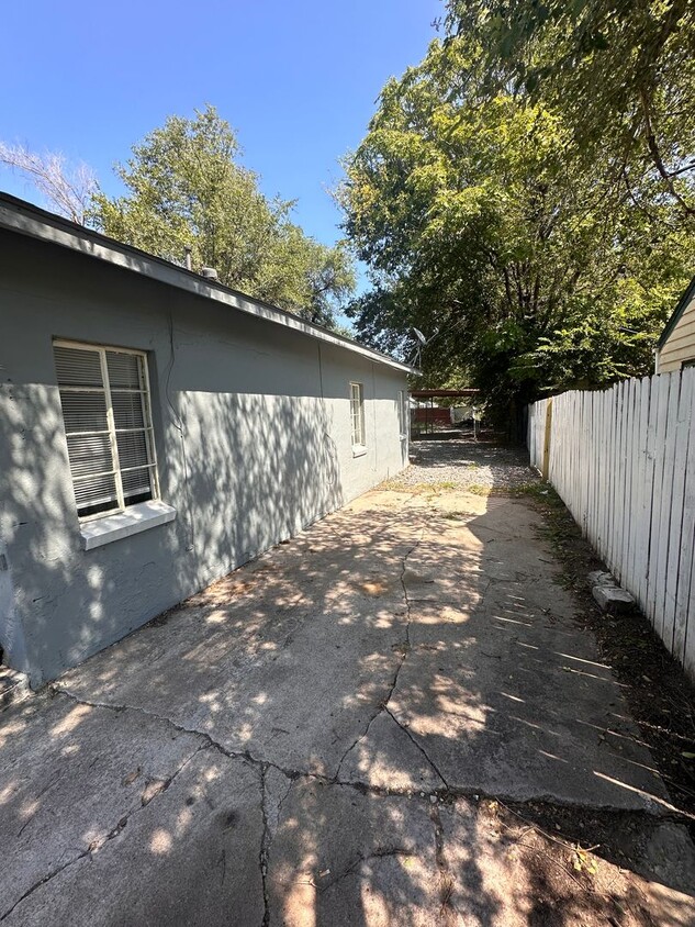 Primary Photo - $895 - 3 bedroom/ 1.5 bathroom - Single Fa...