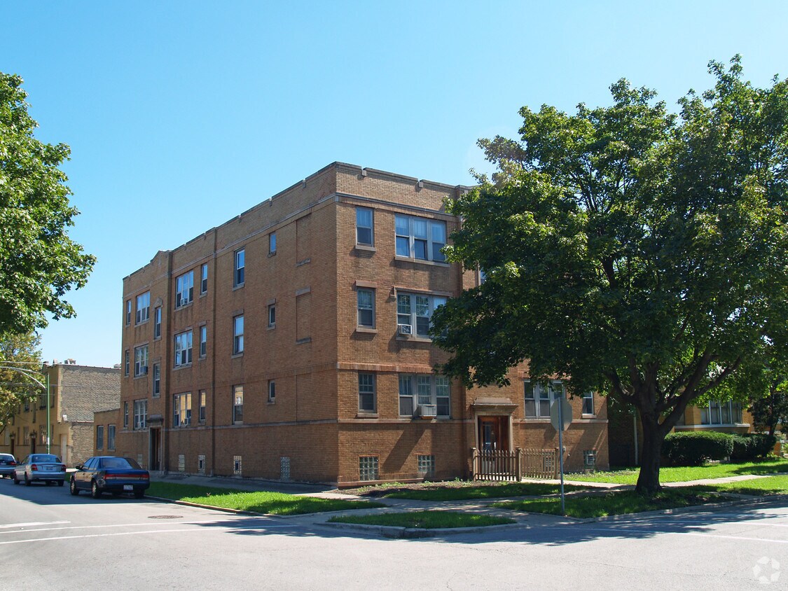 Building Photo - 5647 W Wellington Ave