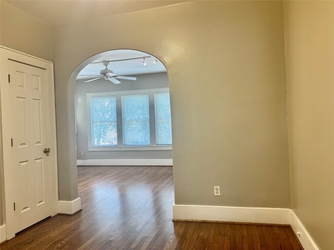 Building Photo - 605 W Saulnier St