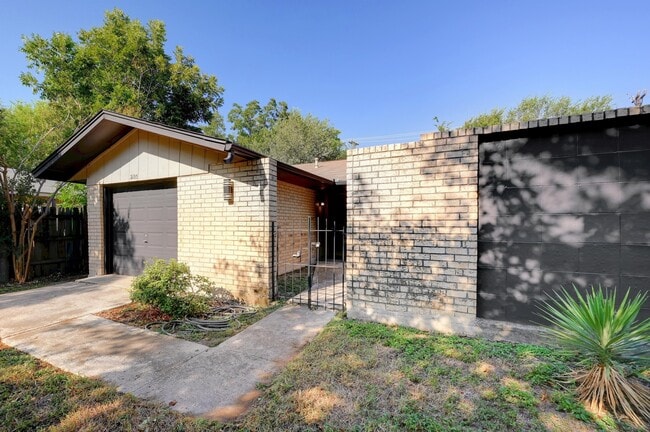 Building Photo - 2105 Darwin Dr