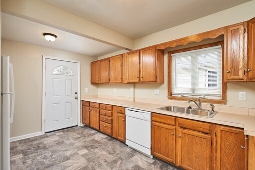Building Photo - Large 4 Bedroom Renovated Home