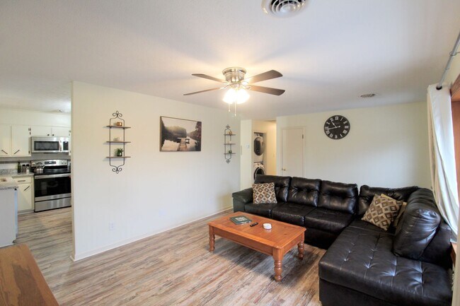 Building Photo - Adorable 3 bed 2 bath home with all utilit...