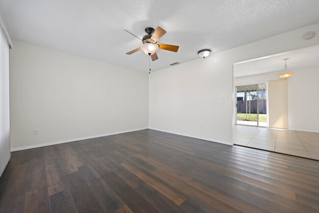 Building Photo - 201 Star Ct