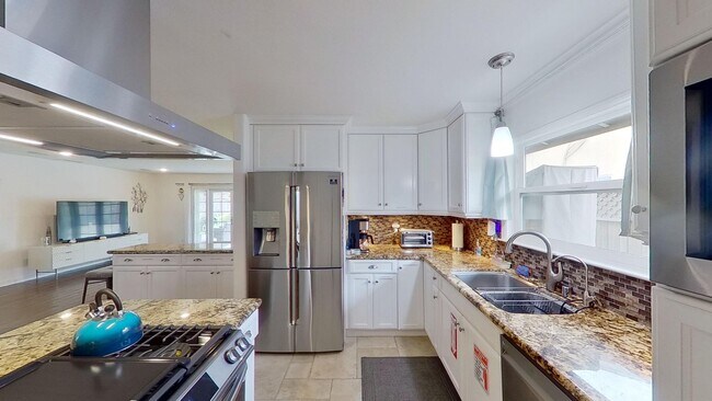 Foto del edificio - Beautiful Fully Furnished 3 Bedroom + Offi...