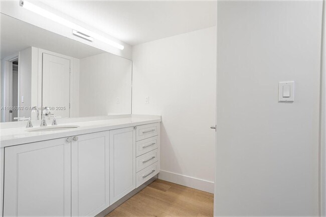 Foto del edificio - 555 NE 34th St