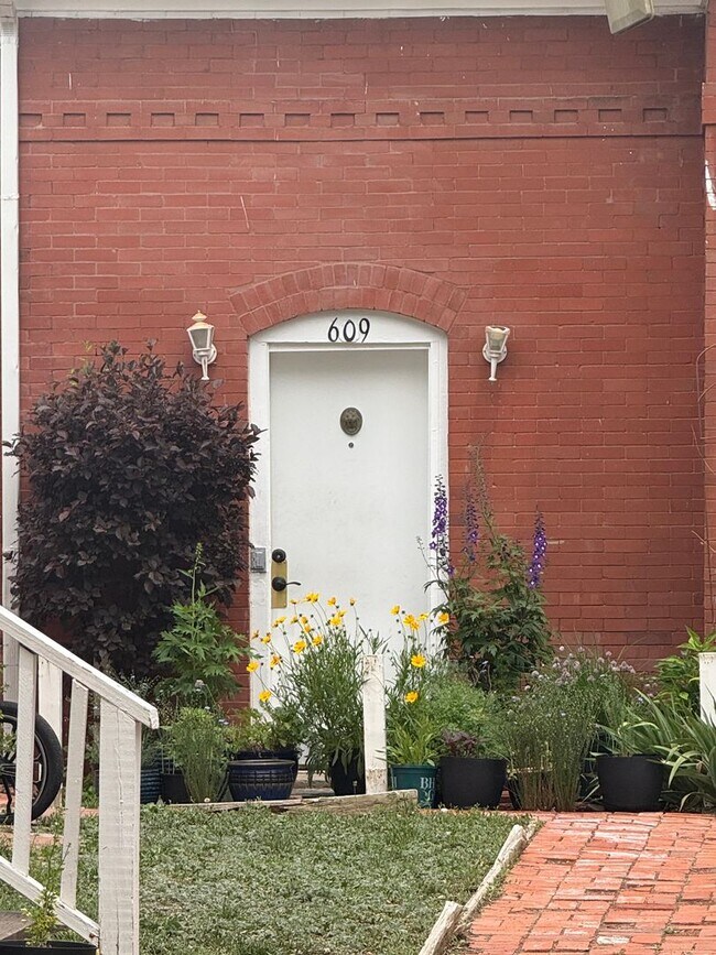 Foto del edificio - 607-611 COLORADO AVE