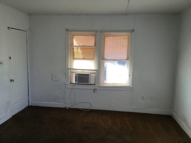 Building Photo - 2130 N Stonewall Ave