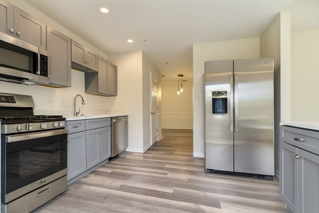 Building Photo - Updated End Unit Townhome In Phoenixville
