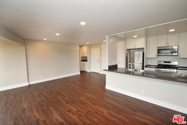 Foto del edificio - 16550 Vanowen St