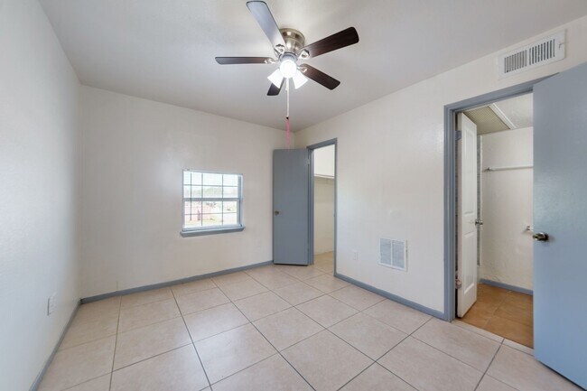 Foto del edificio - 1800 N Wayside Dr