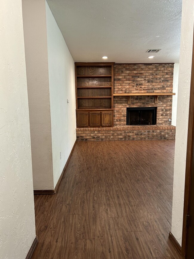 Building Photo - 214 Falcon Ct