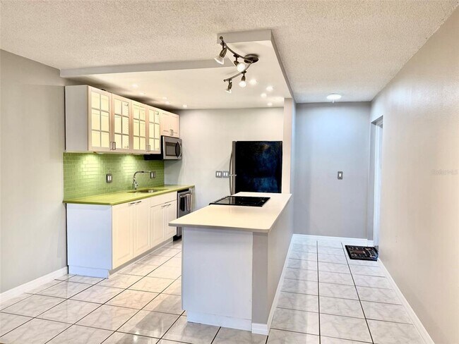 Foto del edificio - 4500 E Bay Dr