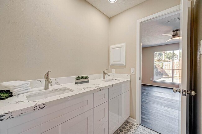 Foto del edificio - 13002 Kingsmill Dr